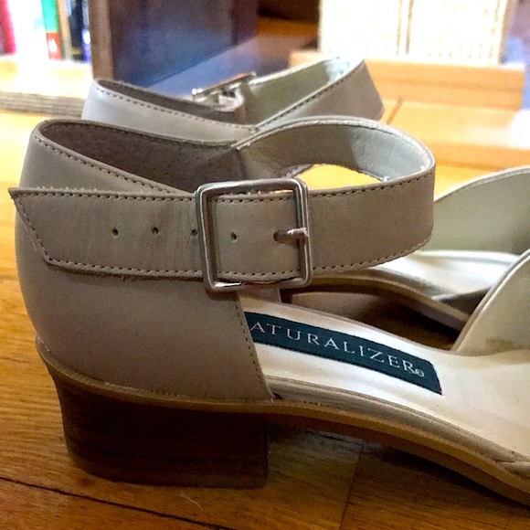 Naturalizer Sandals 1 inch heel size 7M - Picture 3 of 4